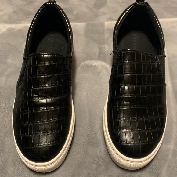 🖤PRACTICALLY BRAND NEW LADIES SLIP-ON LOAFERS/SNEAKERS IN SIZE 8/38 BY BAMBOO🖤 - Picture 3 of 7